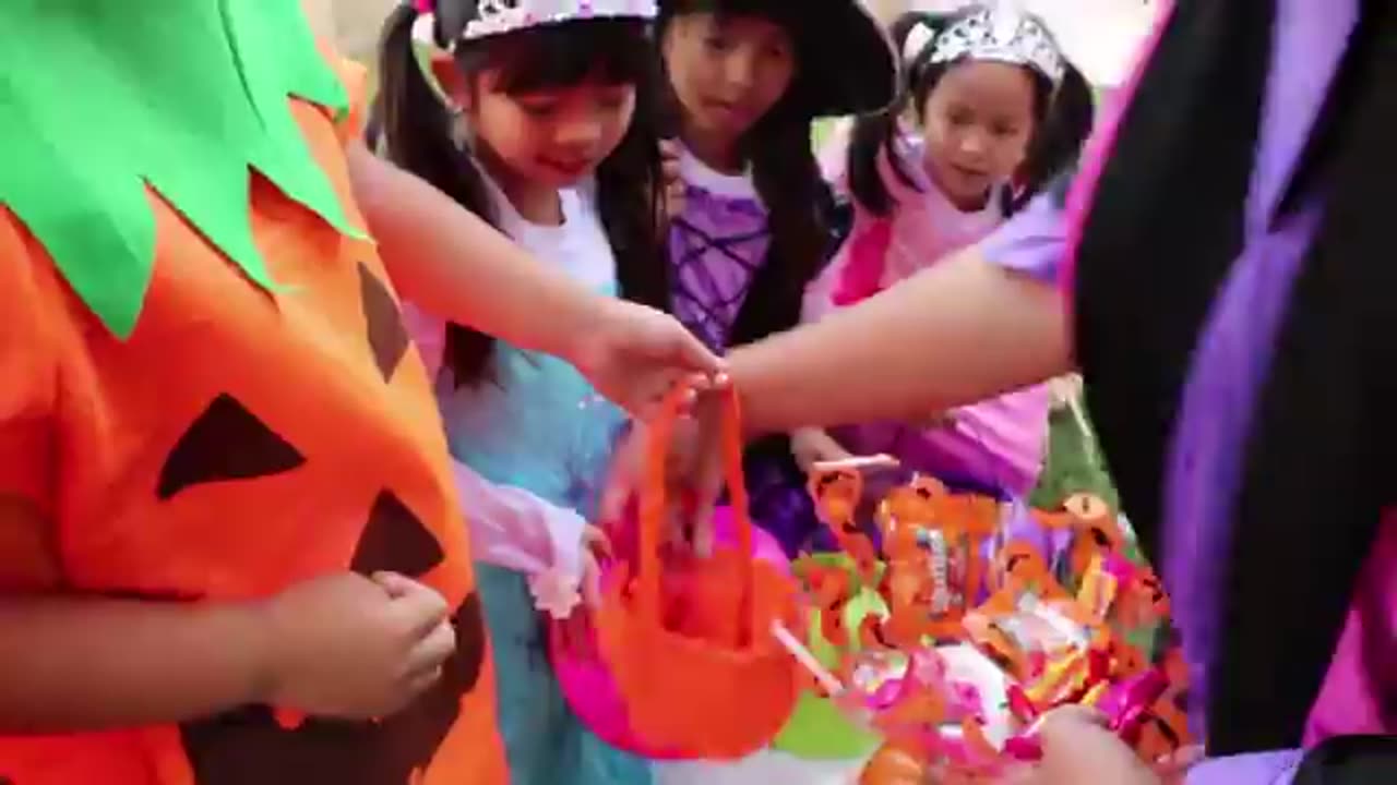 Emma Jannie & Wendy Pretend Play Halloween Trick Or Treat Costume Dress Up for Candy Haul