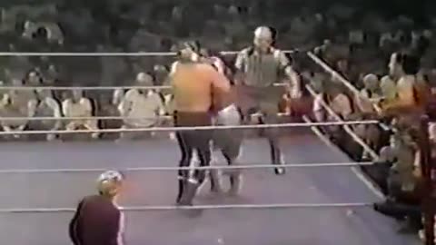 (1977.10.08) Peter Maivia & Chief Jay Strongbow vs Stan Stasiak & Johnny Rodz - WWWF