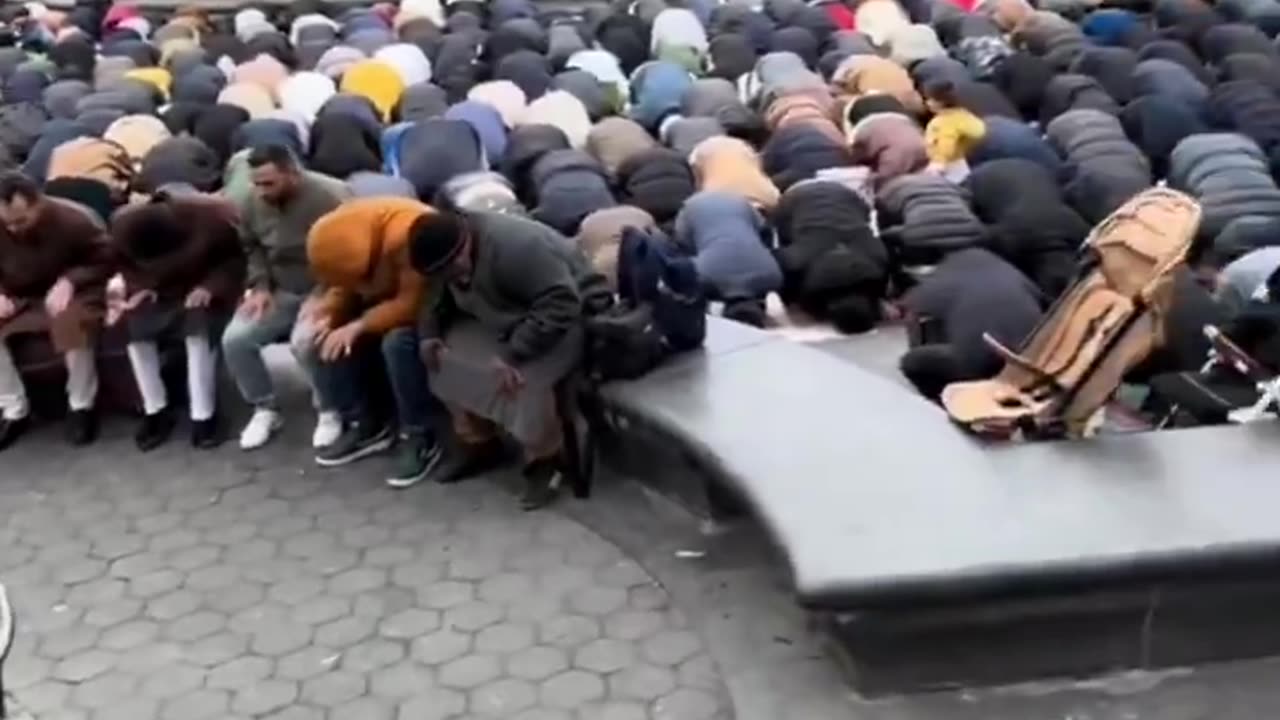 He is surprised by the number of Arabs who occupy the streets of New York to pray
