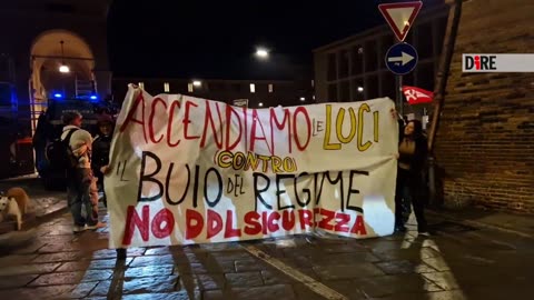 Bologna - DDL SICUREZZA. BOLOGNA, FIACCOLE SUL CRESCENTONE CONTRO "BUIO DA REGIME" (17.01.25)