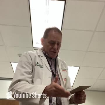 556 / 5,000 Le Dr Hoffer lit une carte de remerciement des personnes ciblées