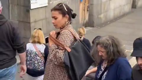 Man, catches pickpockets in action!!!