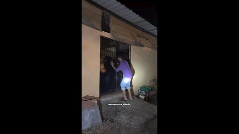 गेट ना खोल रही