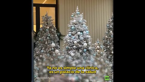Así se ve una clínica decorada de manera navideña en Moscú