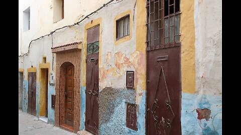 جدول رقم اثنين للمغرب باللغات العربية (المغربية) والفرنسية والإسبانية حول "التعليم المنزلي حرية"