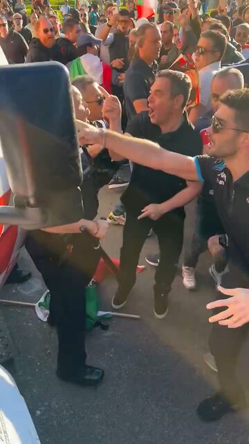 🇮🇷❌👑👑 — Protesters attempt to assault the driver of a U-Haul Truck