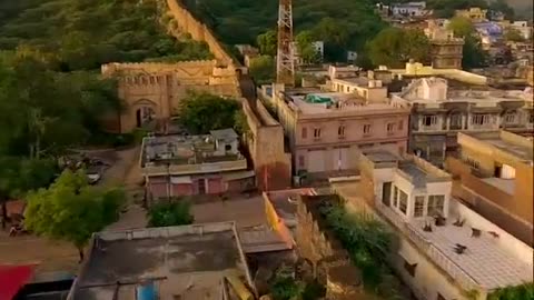 THE JAIPUR WALK STRETCHES ALONG THE MOUNTAIN RIDGES BESIDE THE AMBER FORT APPROX 12 KILOMETERS NORTH OF JAIPUR JUNCTION INDIA