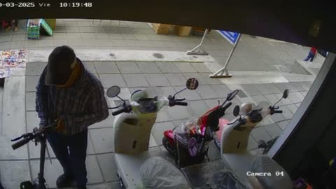 Cámara captó robo en una tienda de Bucaramanga