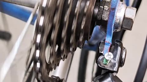 Setting up your bicycle. Adjusting the gear shifter on a bike with different gears