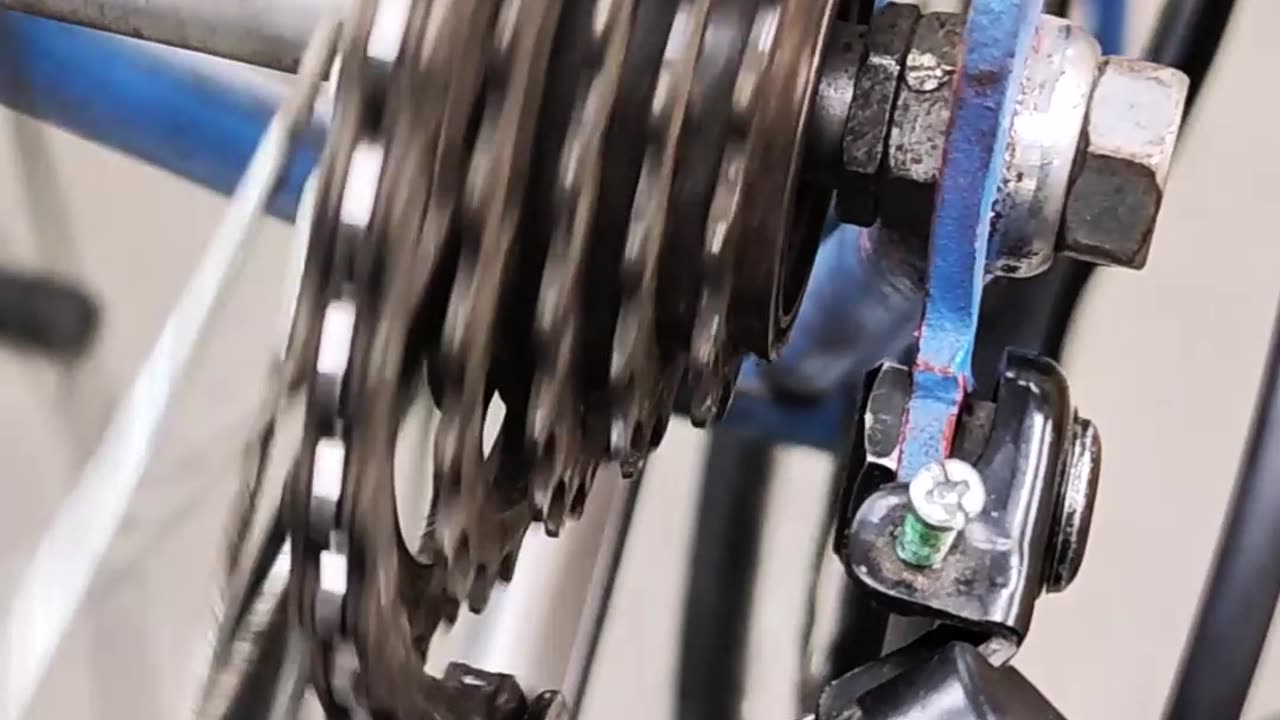 Setting up your bicycle. Adjusting the gear shifter on a bike with different gears