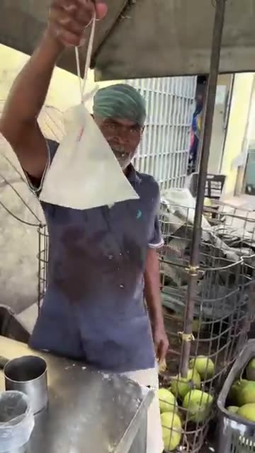 $1 Fresh Coconut Water Masterclass – Insane Street Fruit Cutting Skills!