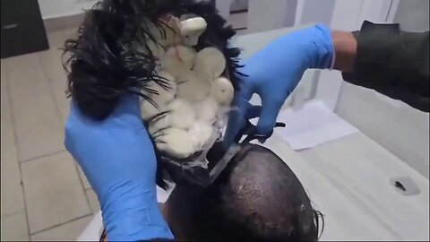 A guy attempts to smuggle cocaine in/under his hair