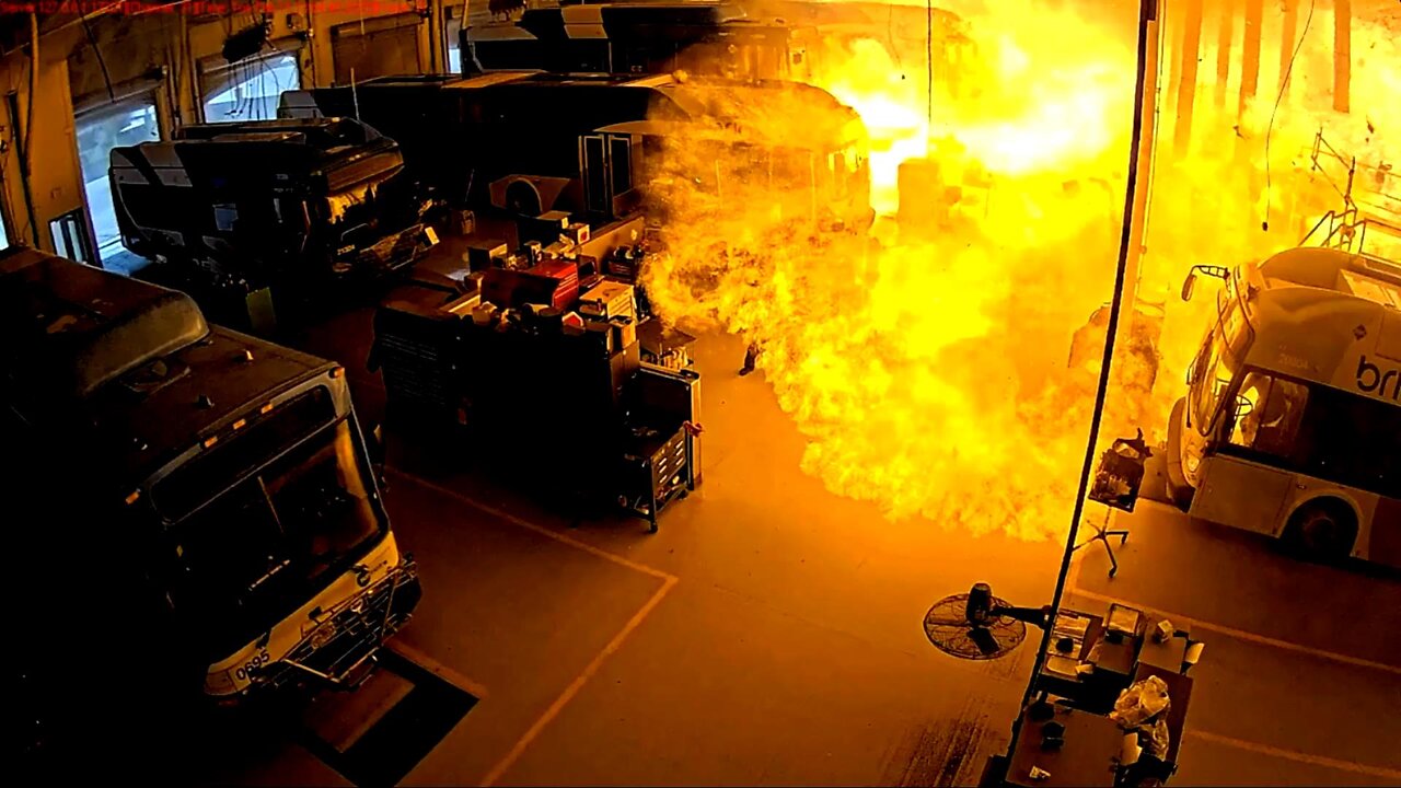 Eksplozja i upadek autobusu