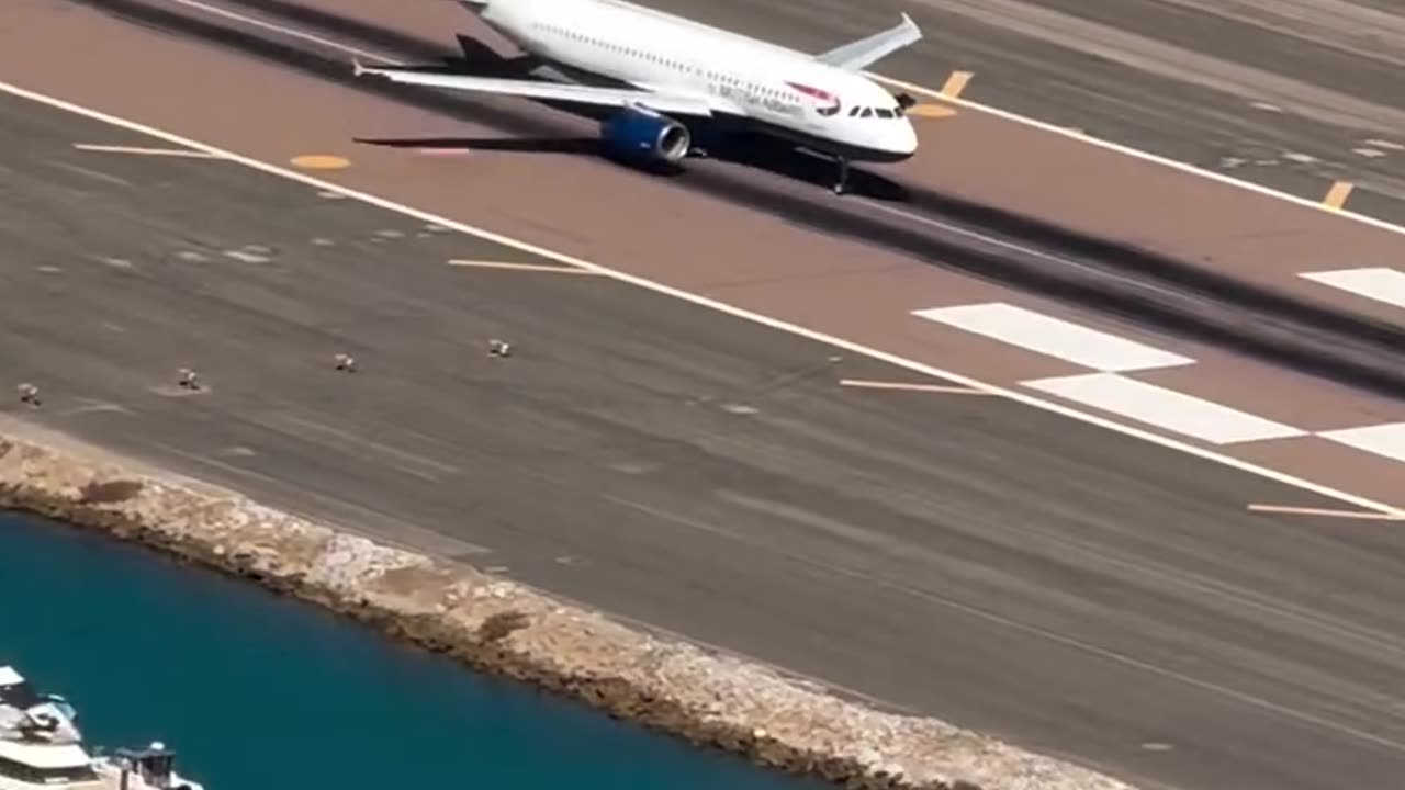 Takeoff video of British Airways Airbus A320 from Gibraltar Airport