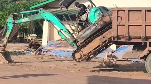 😮🚚 Watch This Excavator Drop Off The Truck! | FeedMyCuriosity