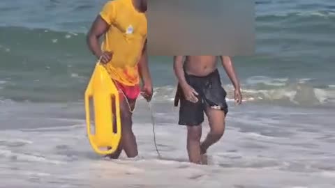 Heroic Lifeguard saves child from drowning at eManzimtoti Main Beach