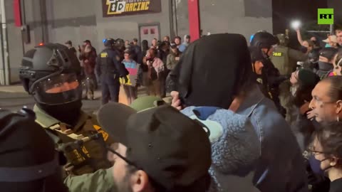 Antifa protester plays the FAFO game with a federal