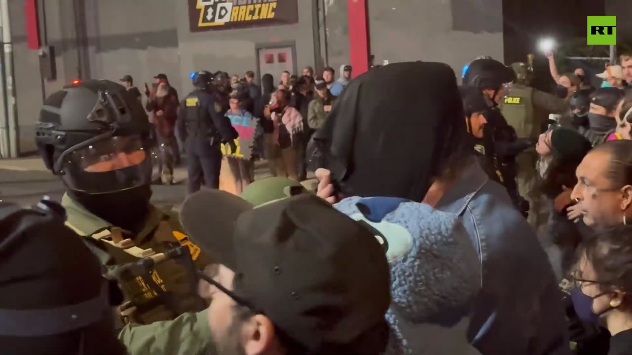 Antifa protester plays the FAFO game with a federal