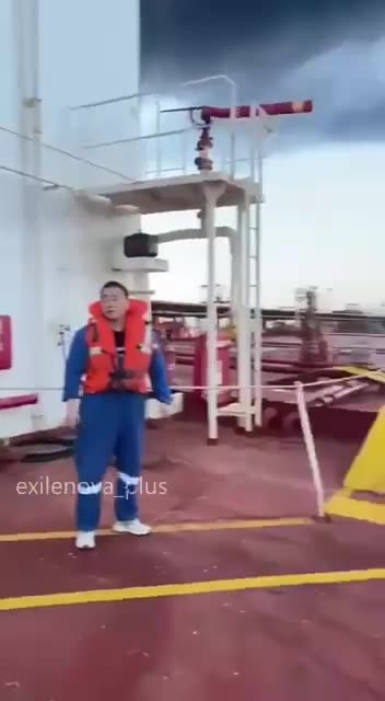 🔥 A video from the Russian shadow fleet tanker Kairos, which was hit and blown up