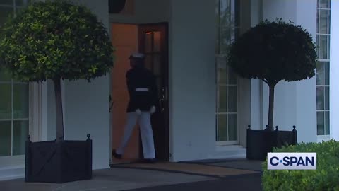 𝐊𝐢𝐧𝐠 𝐒𝐮𝐤𝐮𝐧𝐚 ☢ - Lightning strikes outside White House as Marine Sent