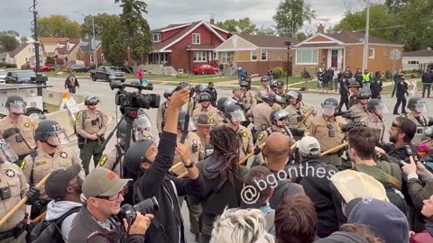 “Do not enter the roadway, and do not approach the troopers!” an Illinois state trooper