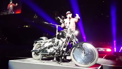 Brantley Gilbert GOES OFF On Fan: "Get The F*** Out!"