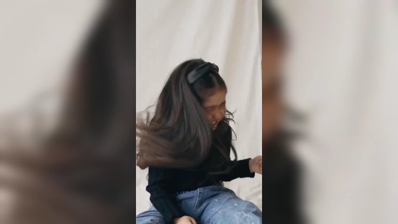 Cute girl playing with her hair... 👧👧