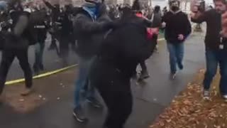 Big mob surrounded a house as ICE arrested an illegal in Minnesota