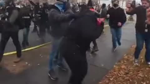 Big mob surrounded a house as ICE arrested an illegal in Minnesota