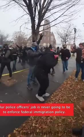 Big mob surrounded a house as ICE arrested an illegal in Minnesota