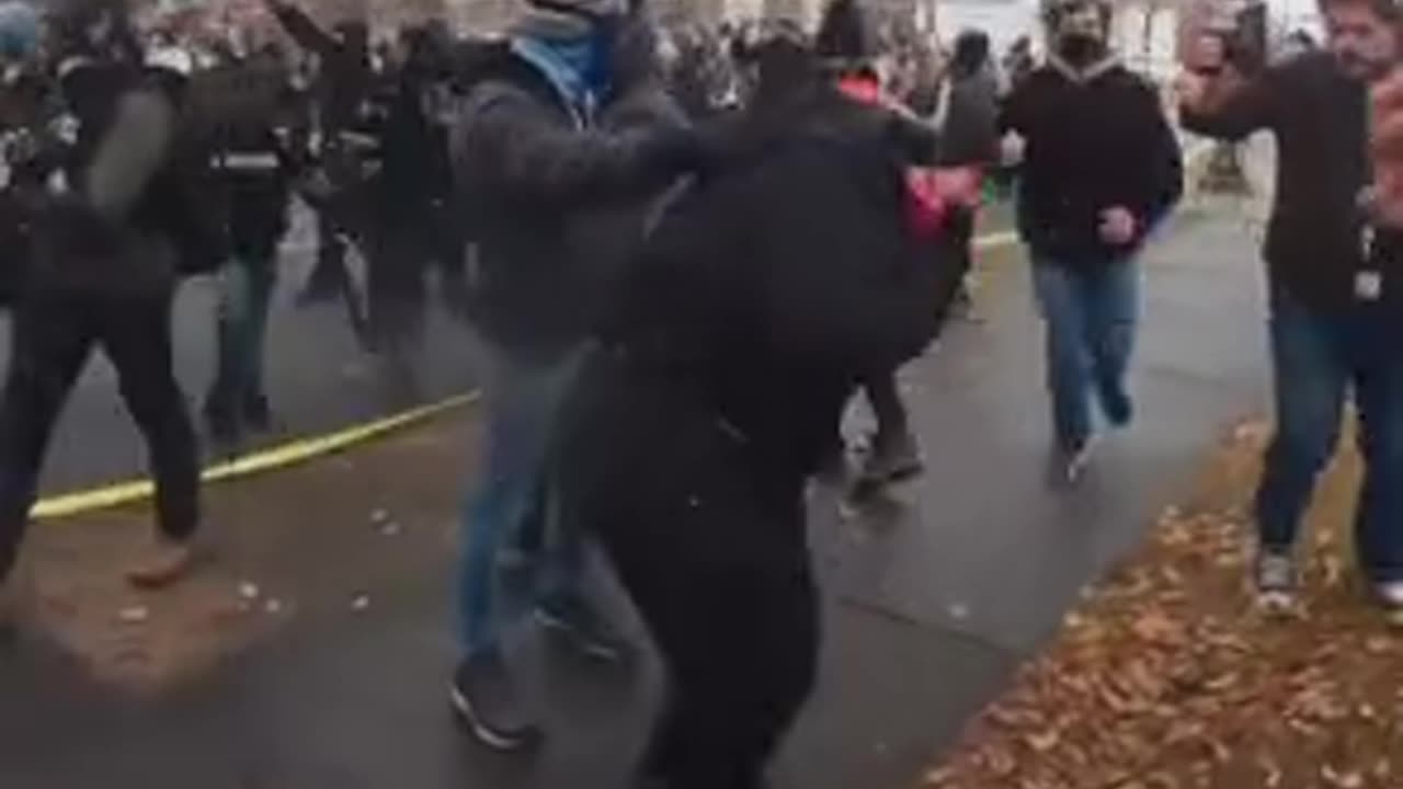 Big mob surrounded a house as ICE arrested an illegal in Minnesota