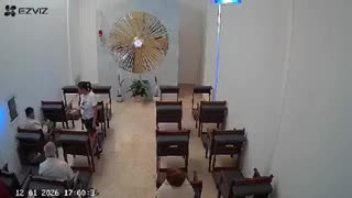 Mujer ingresa a robar a abuelos que oraban en una capilla