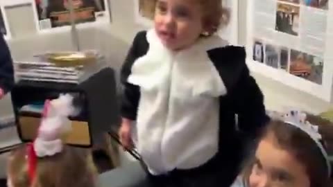 🤢 Rabbi Shmuley grabs little girls’s boob 😡