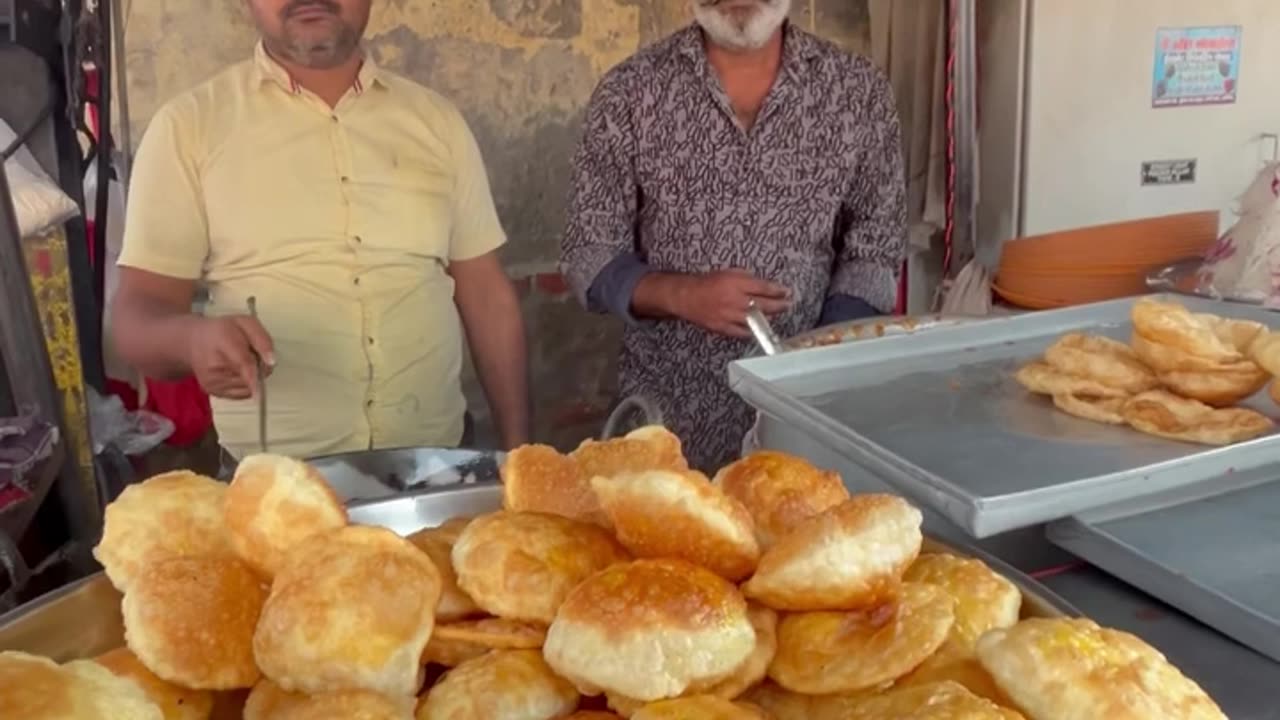 सुबह का नास्ता 30 रुपए मैं पेट फुल 🔥 #foodvlog #poori #kachodi