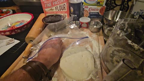 Preparing a round disc of pastry dough to be refrigerated