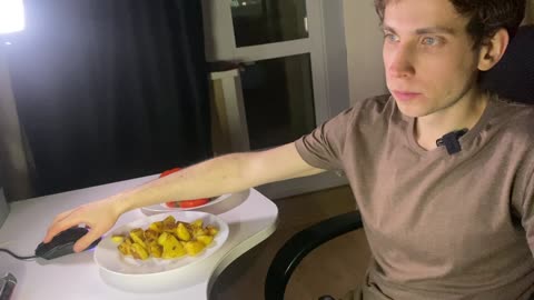 Домашняя картошка и свежий салат — обед мечты