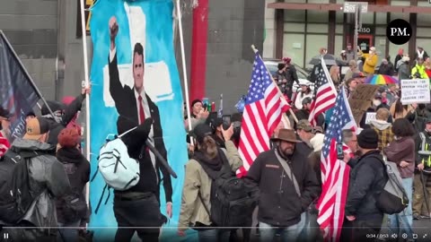 Một nhóm người yêu nước Mỹ đến với một bức tranh lớn của Charlie Kirk bên ngoài cơ sở ICE ở Portland