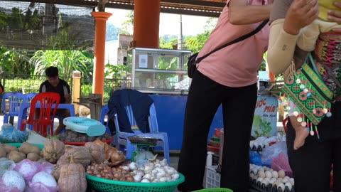 How to catch giant fish in the mud during the rainy season with your children