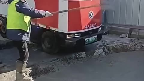 Este robot de reparto es una estrella en China gracias a su gran determinación