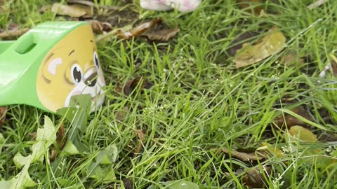 Talking to daddy while playing in the grass 💬🌿