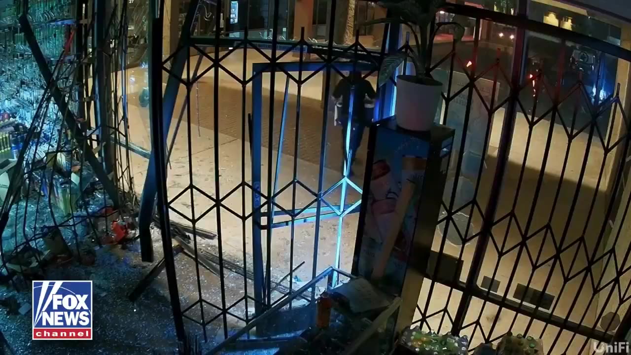 Grabitje spektakolare, hajdutët hyjnë me makinë brenda dyqanit