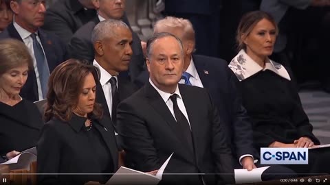 Kamala Harris nhìn lại Trump, người đang nói chuyện với Obama ... ( Lễ tang Carter)