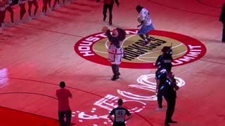 ROCKETS FAN WINS $25K FROM HALFCOURT 😱