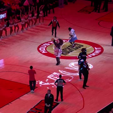 ROCKETS FAN WINS $25K FROM HALFCOURT 😱