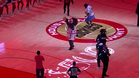 ROCKETS FAN WINS $25K FROM HALFCOURT 😱