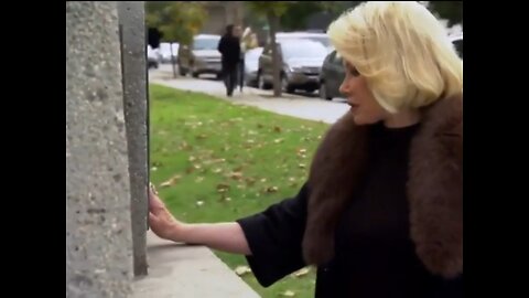 Johnny and Joan -- Joan Rivers visits Johnny Carson's grave #tonightshow #johnnycarson #joanrivers