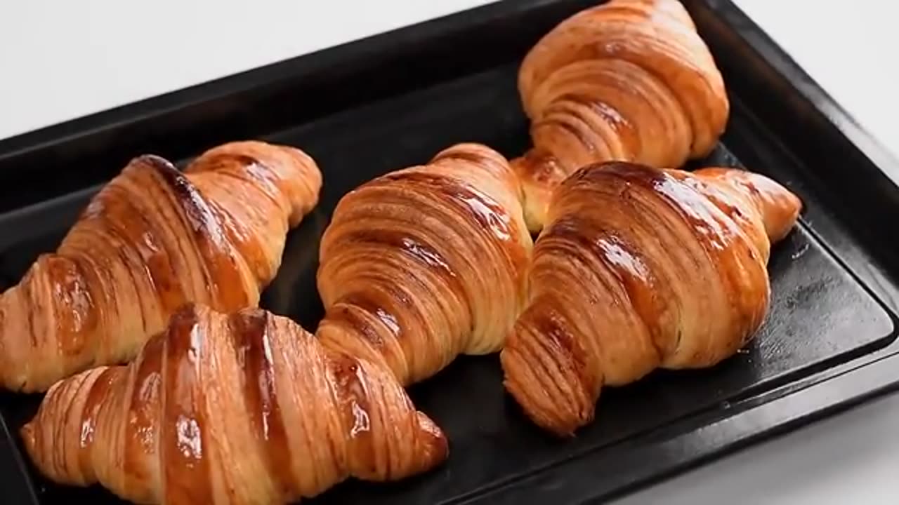 Setelah tahu cara ini saya jadi ketagihan membuat croissant sendiri di rumah dengan alat sederhana.