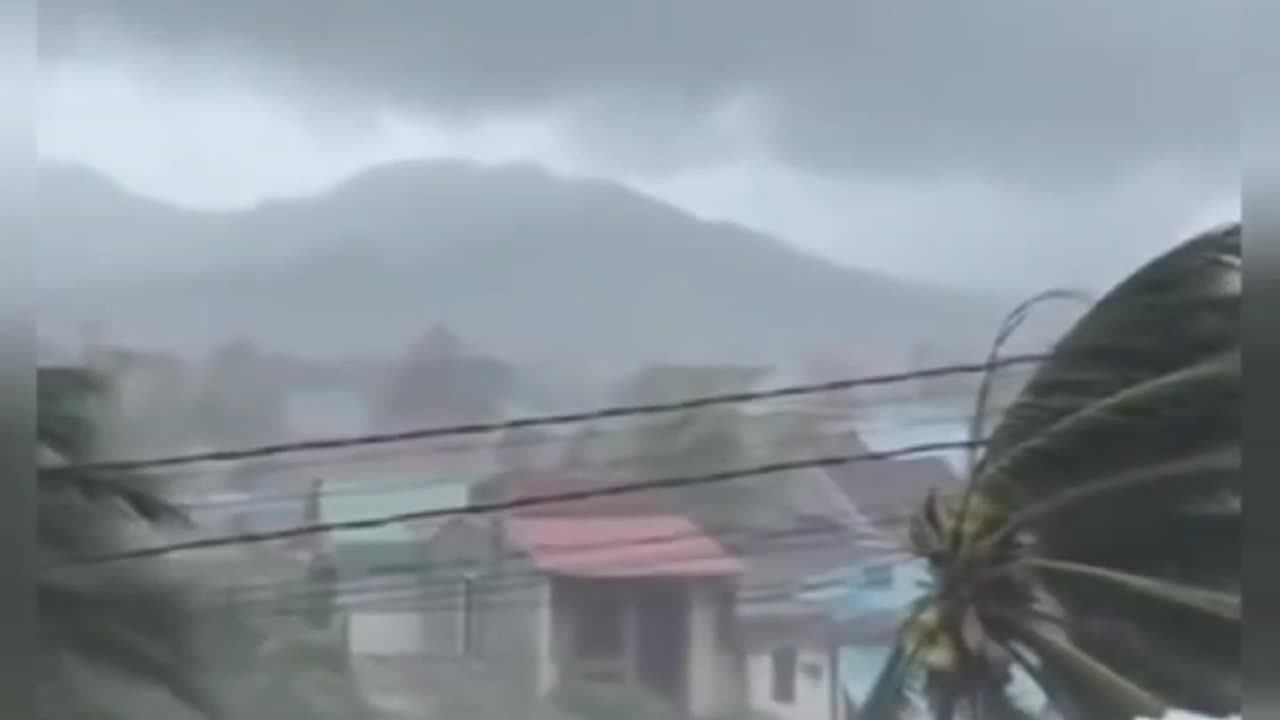 Winds tear through thousands of homes in Vietnam