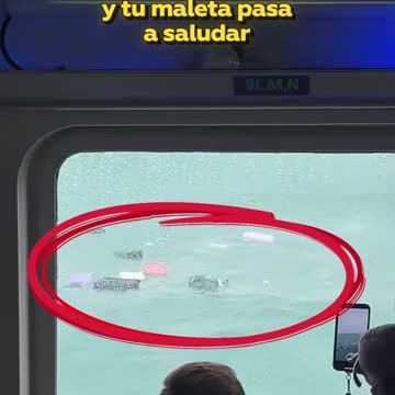 Primero ven maletas flotando… y luego entienden que son de los propios pasajeros