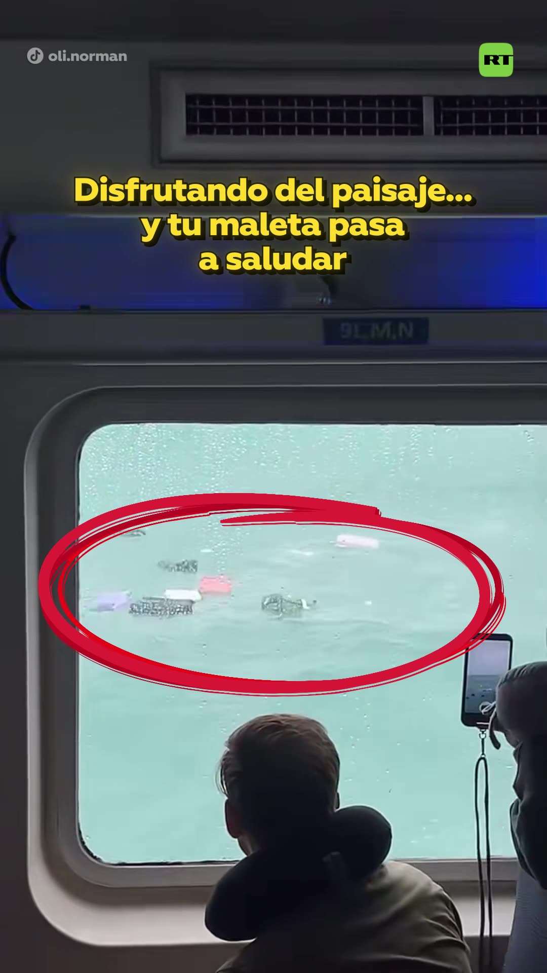 Primero ven maletas flotando… y luego entienden que son de los propios pasajeros